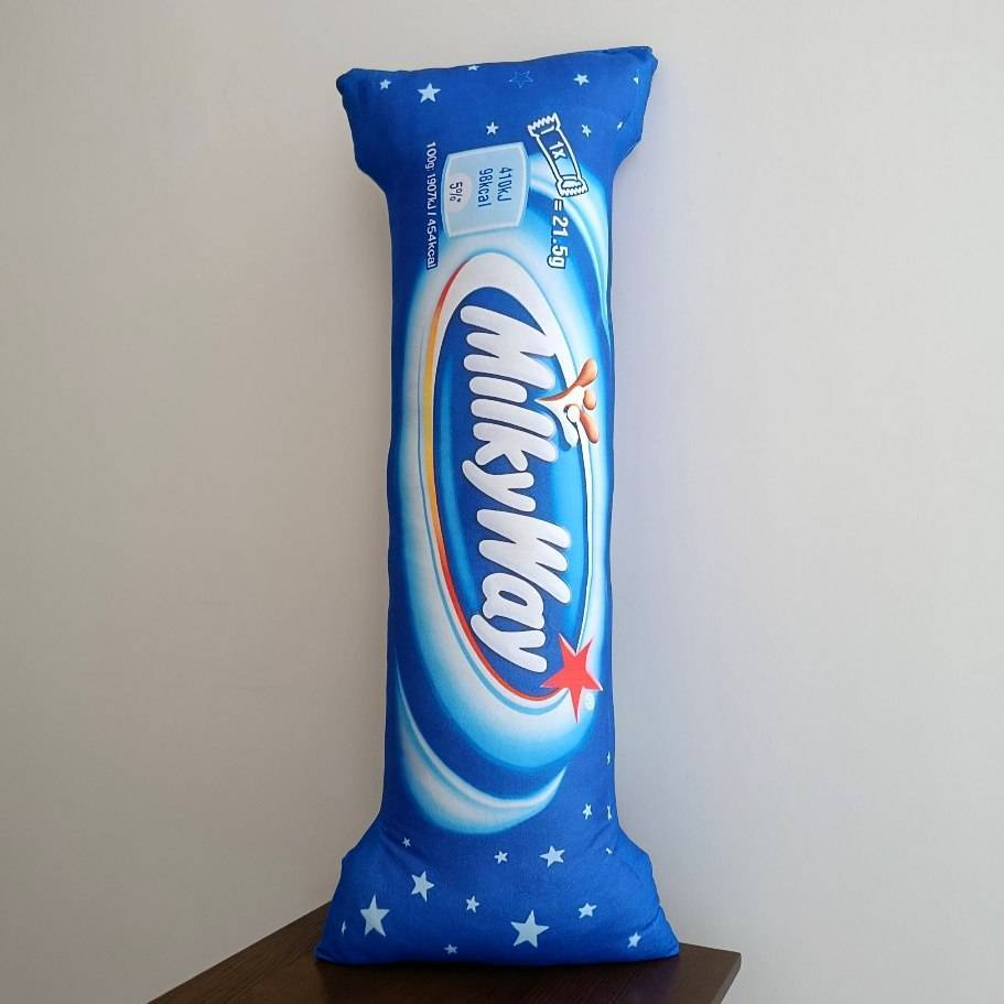 بالش شکلاتی میلکی وی Milky Way با طرح بستهبندی شکلات خارجی، بافت نرم و ظاهر فانتزی و عروسکی مناسب هدیه و دکور اتاق
