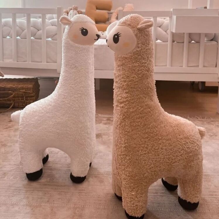 عروسک ایستاده لاما گردن‌دراز مخمل نانو کرم، دکور فانتزی شیک و ترند زمستان، هوم تویز، دیزنی، ماماتوس ارسال به الهیه مشهد