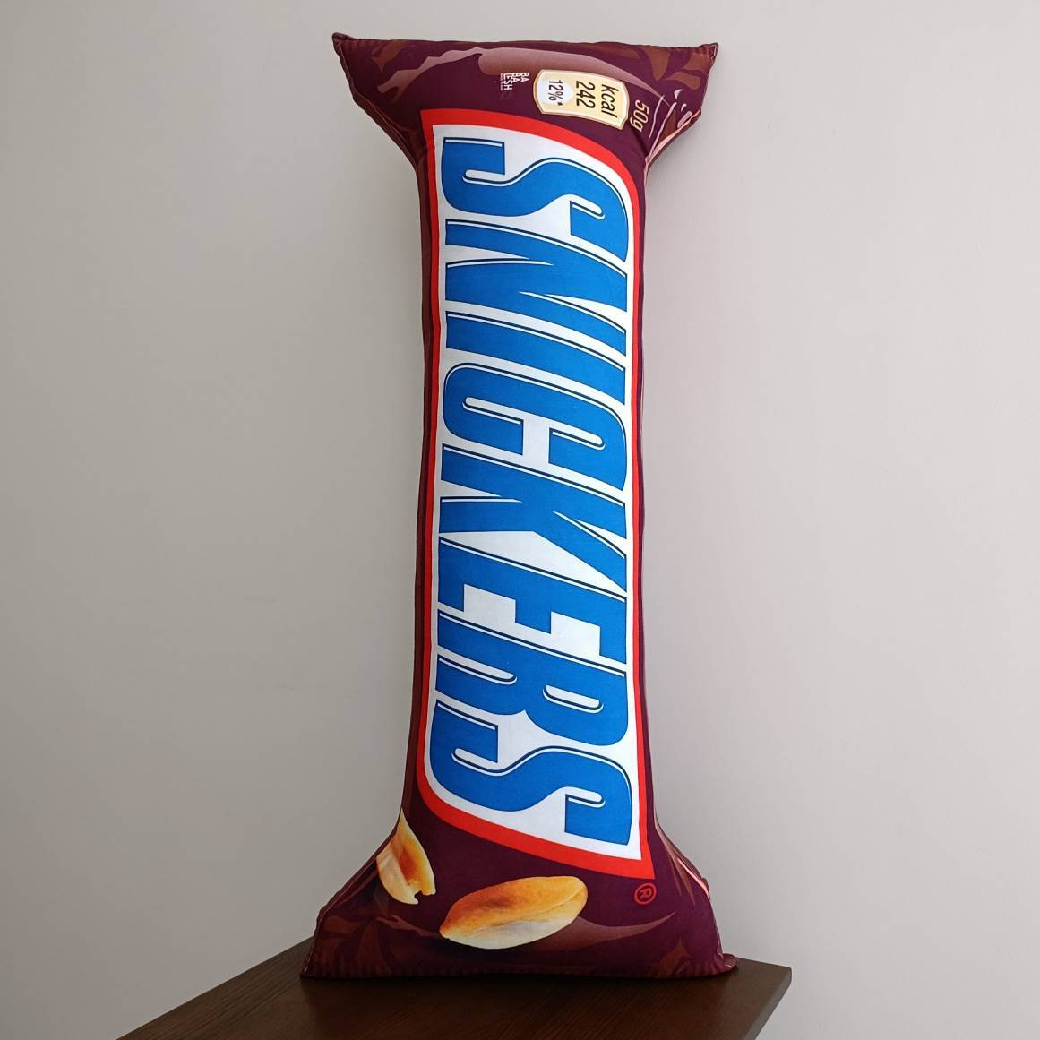  بالش بزرگ شکلاتی اسنیکرز Snickers با طرح بسته‌بندی شکلات خارجی، لطیف نرم و ظاهر فانتزی برای کادو شیک تولد، هدیه ولنتاین 