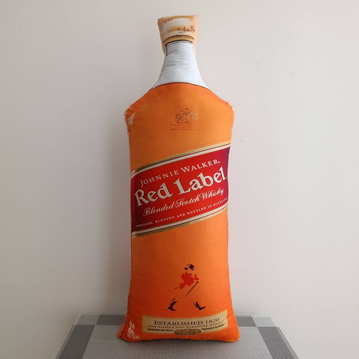  بالش جانی واکر Red Label مدل بطری بزرگ و نرم، بالش بغلی لوکس و شیک برای هدیه ولنتاین، تولد و دکور اتاق 
