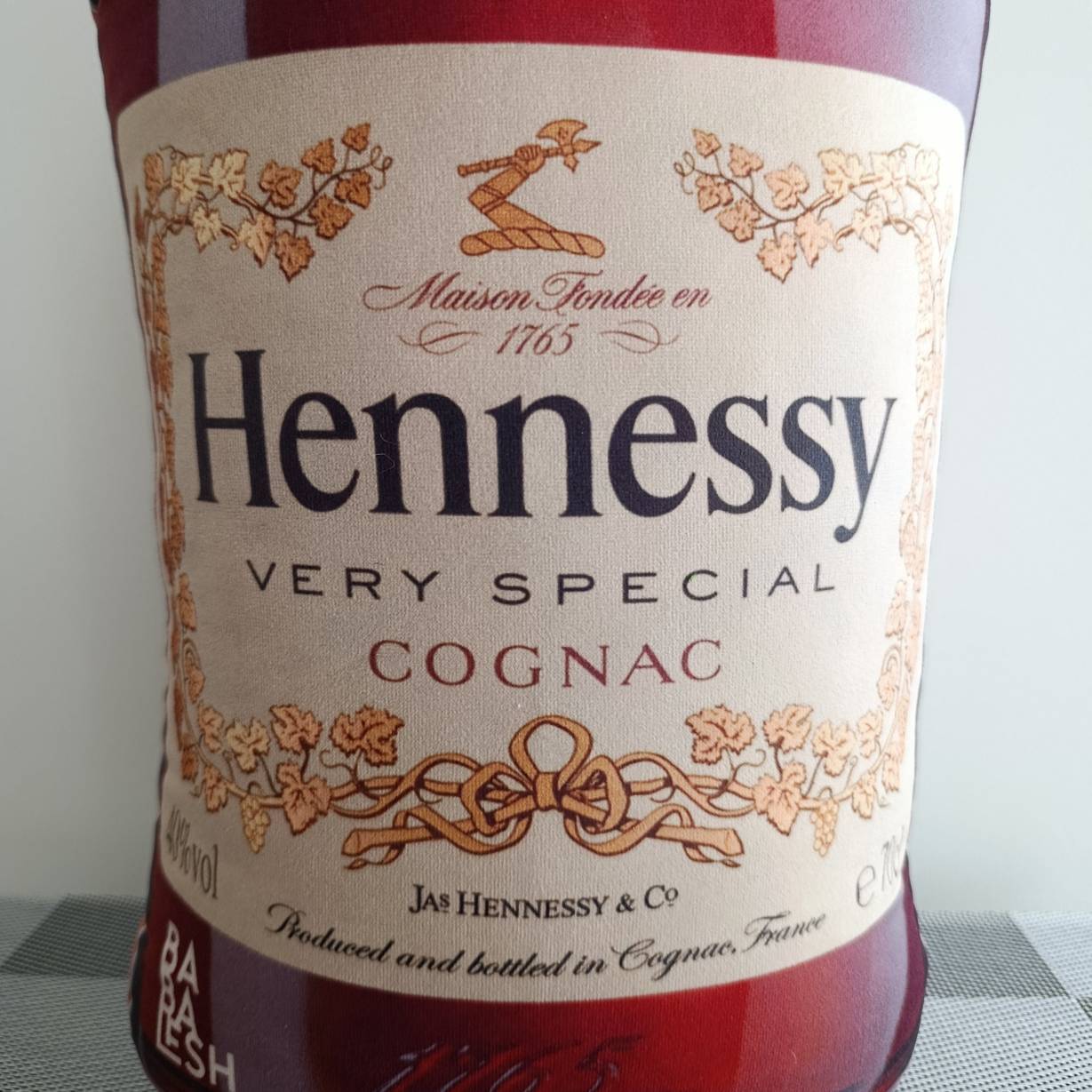 بالش بغلی هنسی Hennessy با طراحی بطری درینک و ظاهر لوکس، مناسب دکور کافه، مغازه، اتاق خواب و سورپرایز خاص و هدیه