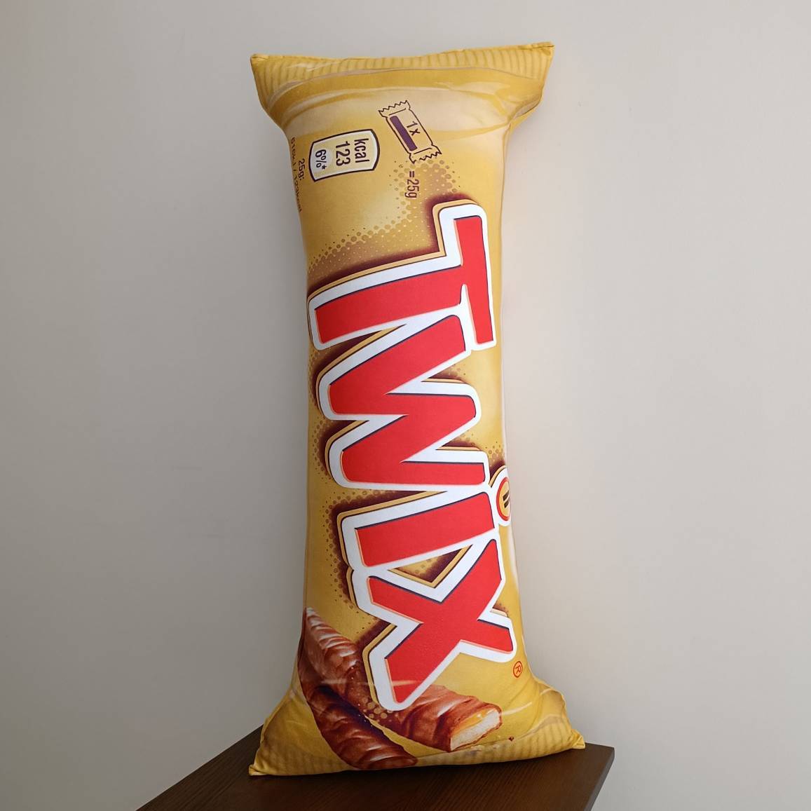  بالش شکلاتی توییکس Twix با طرح بسته‌بندی شکلات خارجی، بسیار نرم و بزرگ مناسب برای هدیه شیک و دکور مغازه 