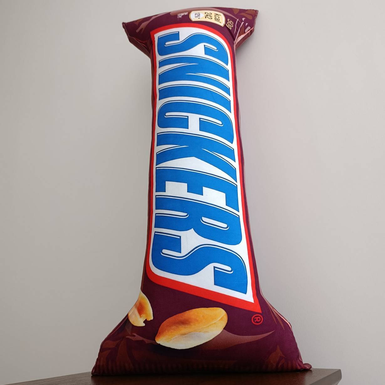  بالش فانتزی Snickers طرح اسنیکرز، کوسن نرم و بزرگ با طراحی شکلاتی برای هدیه، اتاق خواب و دکور فانتزی کافه 
