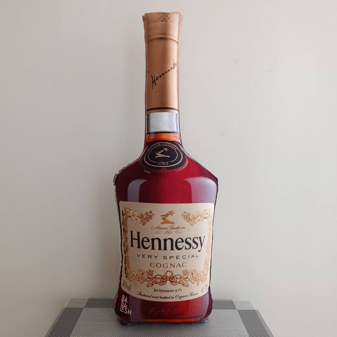 بالش نوشیدنی هنسی Hennessy مدل بطری درینک بزرگ و نرم، بالش بغلی لوکس و شیک برای هدیه ولنتاین، تولد و دکور اتاق خواب