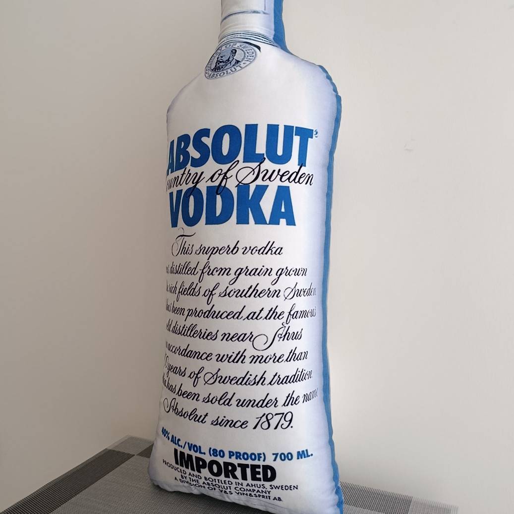  خرید بالش بزرگ Absolut Vodka طرح بطری ابسولوت، کوسن فانتزی خاص مناسب دکور کافه، ویترین مغازه و هدیه متفاوت 