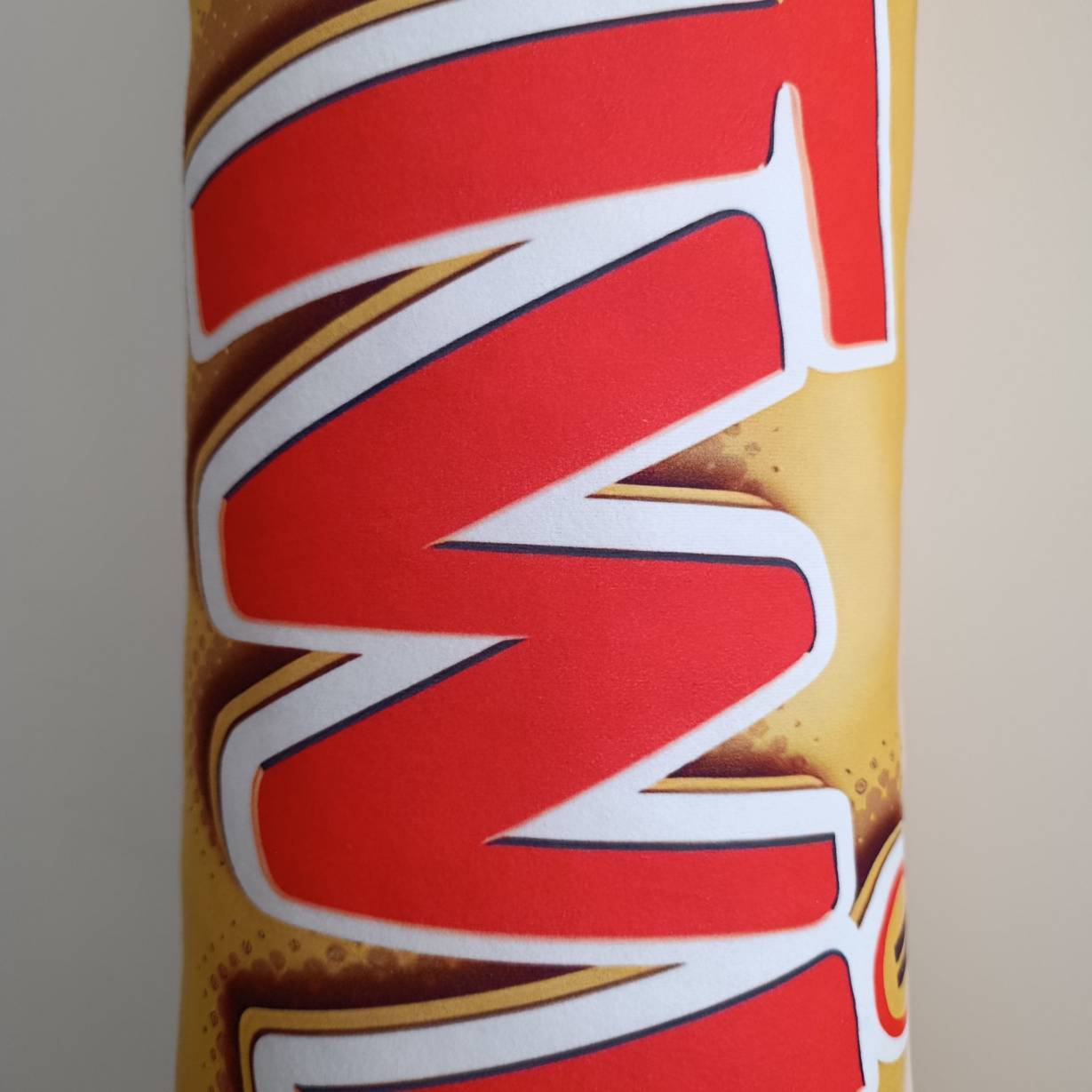  خرید بالش بزرگ Twix طرح شکلات توییکس، کوسن لوکس و خاص مناسب دکور کافه، ویترین مغازه و هدیه متفاوت و خاص 