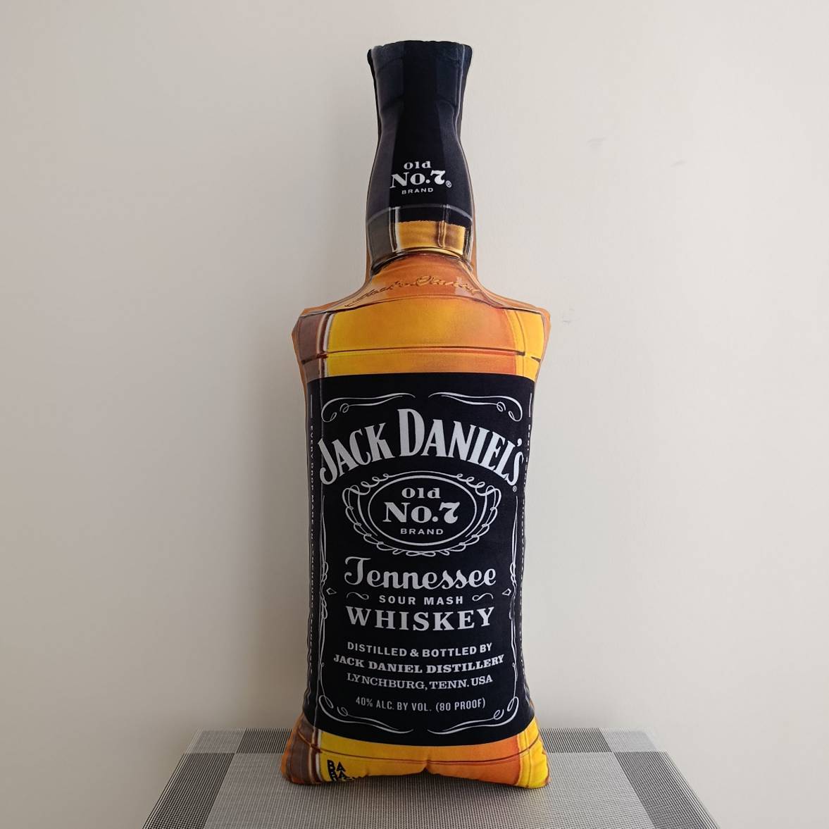  بالش نوشیدنی جک دنیلز Jack Daniel’s مدل بطری بزرگ و نرم، بالش بغلی لوکس و شیک برای هدیه ولنتاین، تولد و دکور اتاق 