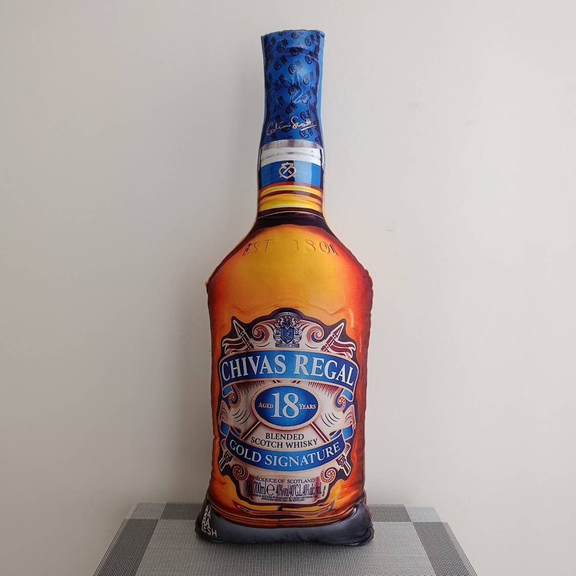 بالش نوشیدنی شیواز Chivas Regal مدل بطری درینک بزرگ و نرم، بالش بغلی لوکس و شیک برای هدیه ولنتاین، تولد و دکور اتاق