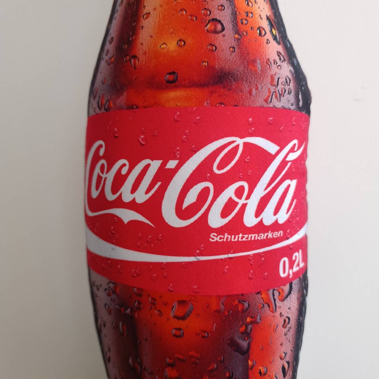 خرید بالش بزرگ Coca-Cola طرح بطری کوکاکولا، کوسن فانتزی لوکس مناسب دکور کافه، ویترین مغازه و فضای خاص