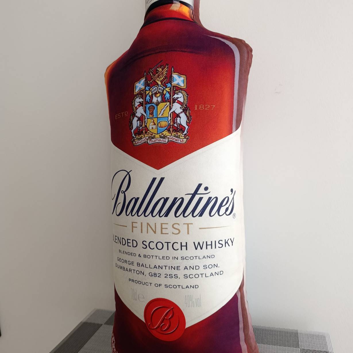 خرید بالش بزرگ Ballantine’s طرح بطری بالنتاین، کوسن فانتزی خاص مناسب دکور کافه، ویترین مغازه و هدیه متفاوت