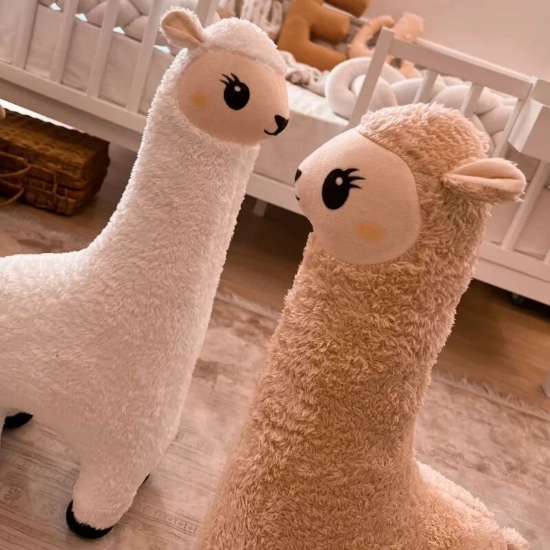  عروسک ببعی ایستاده پشمالو گردن‌ بلند رنگ قهوه‌ای روشن، مناسب سیسمونی، دیزنی و پاپو تحویل در معالی‌آباد شیراز و یزد بافق 