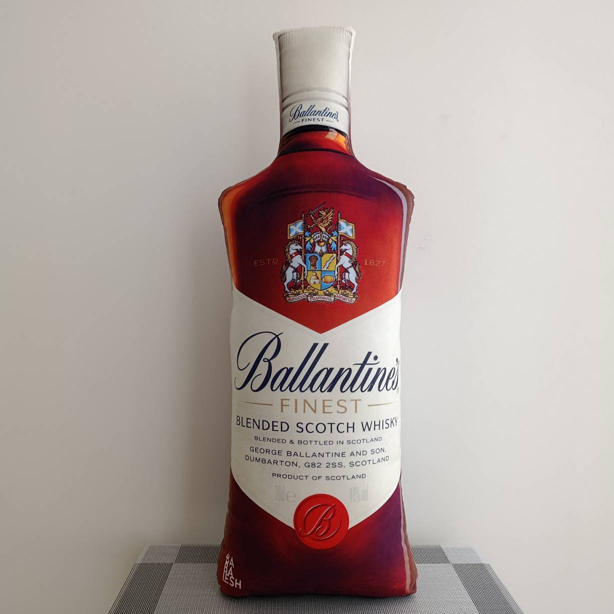 بالش بالنتاین Ballantine’s مدل بطری نوشیدنی بزرگ و نرم، بالش بغلی لوکس و شیک برای هدیه ولنتاین، تولد و دکور اتاق