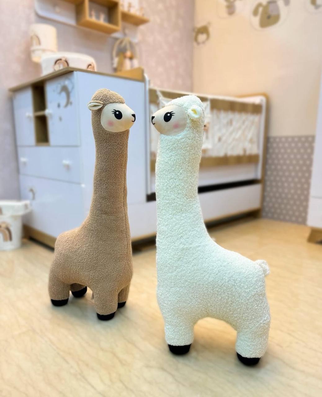  عروسک لامای گردن‌دراز ایستاده خزدار وارداتی با کیفیت، دکور اتاق خواب، تویزی‌شاپ دیزنی ارسال به گلسار رشت، زاهدان، کیش 