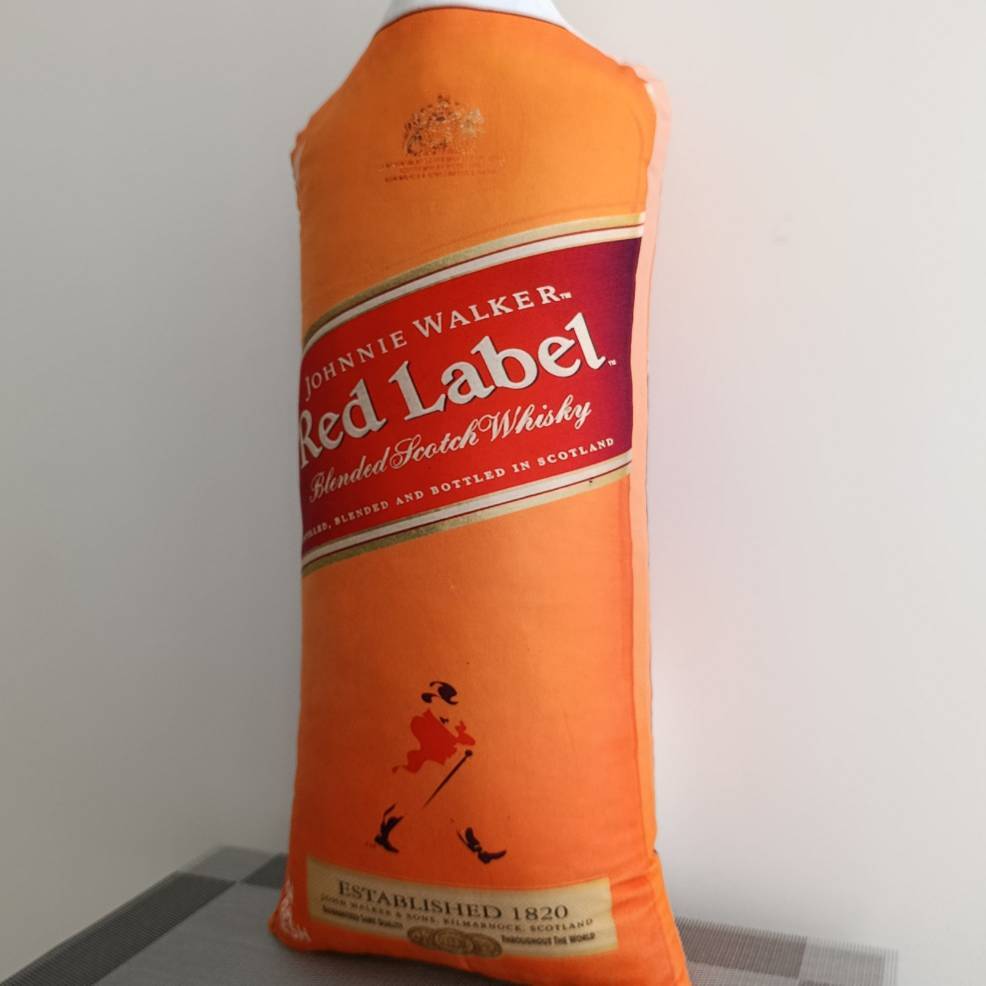  خرید بالش بزرگ Red Label طرح بطری نوشیدنی جانی واکر، کوسن فانتزی خاص مناسب دکور کافه، ویترین مغازه و هدیه متفاوت 