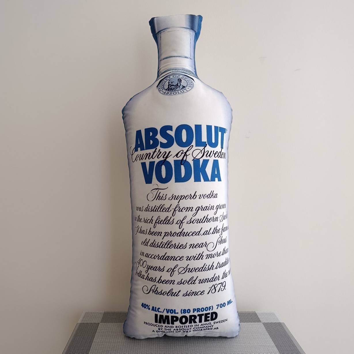  بالش نوشیدنی ابسولوت ودکا Absolut Vodka مدل بطری درینک بزرگ و نرم، بالش بغلی لوکس و شیک برای هدیه ولنتاین و دکور اتاق 
