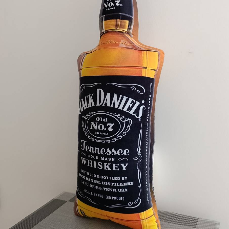  خرید بالش بزرگ Jack Daniel’s طرح بطری جک دنیلز، کوسن فانتزی خاص مناسب دکور کافه، ویترین مغازه و هدیه متفاوت 